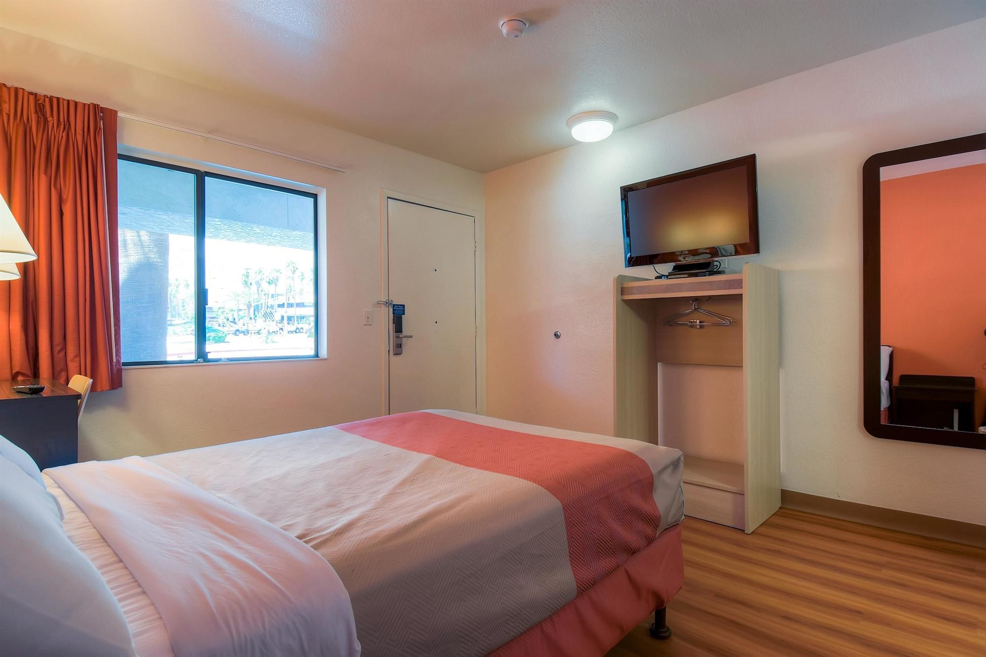 Motel 6-Palm Springs, Ca - Downtown Екстериор снимка