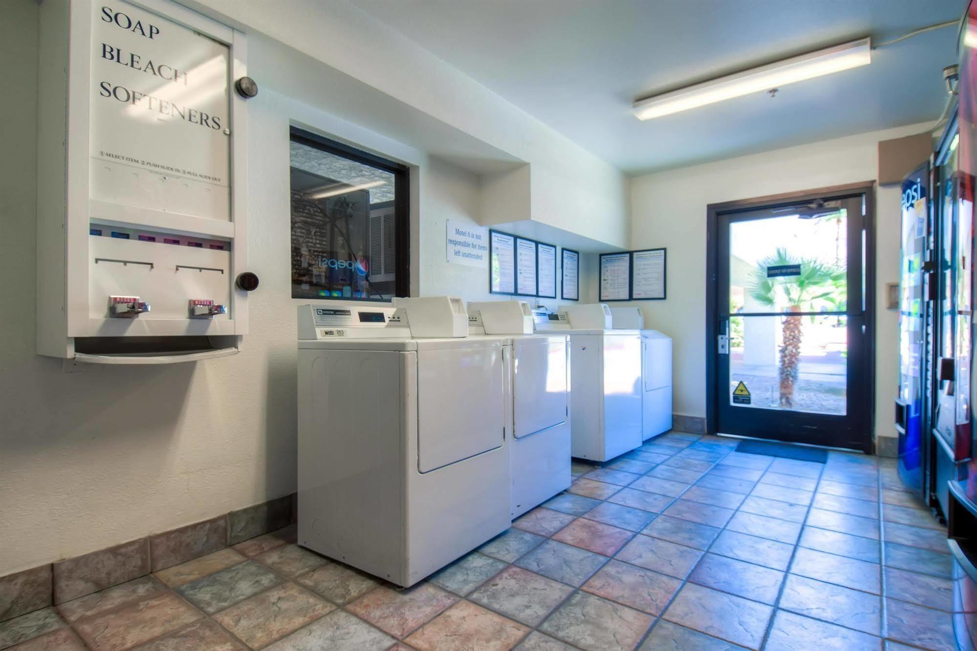 Motel 6-Palm Springs, Ca - Downtown Екстериор снимка